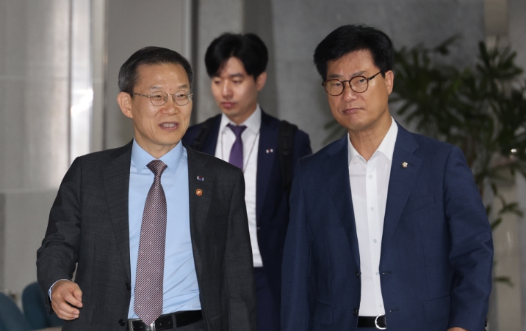 국회 과방위 소속 국민의힘 김영식 의원(오른쪽)이 국회 의원회관에서 지난 6월 26일 열린 '차세대 원자로 및 지역과학기술 혁신' 실무 당정협의회에 참석하고 있다. (사진=연합뉴스)