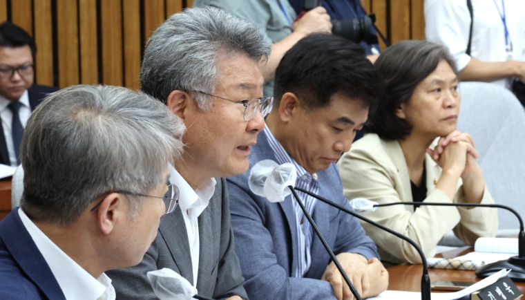 국회 산자위 소속 더불어민주당 김회재 의원(왼쪽부터 두번째)이 지난달 17일 여의도 국회에서 열린 대법관 임명 동의에 관한 인사청문특별위원회 전체 회의에서 발언하고 있다. (사진=연합뉴스)