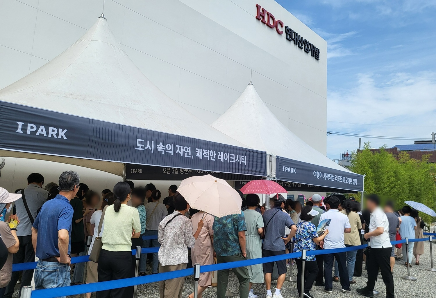 춘천 레이크시티 아이파크 모델하우스를 방문한 고객들의 모습.(사진=HDC현대산업개발)