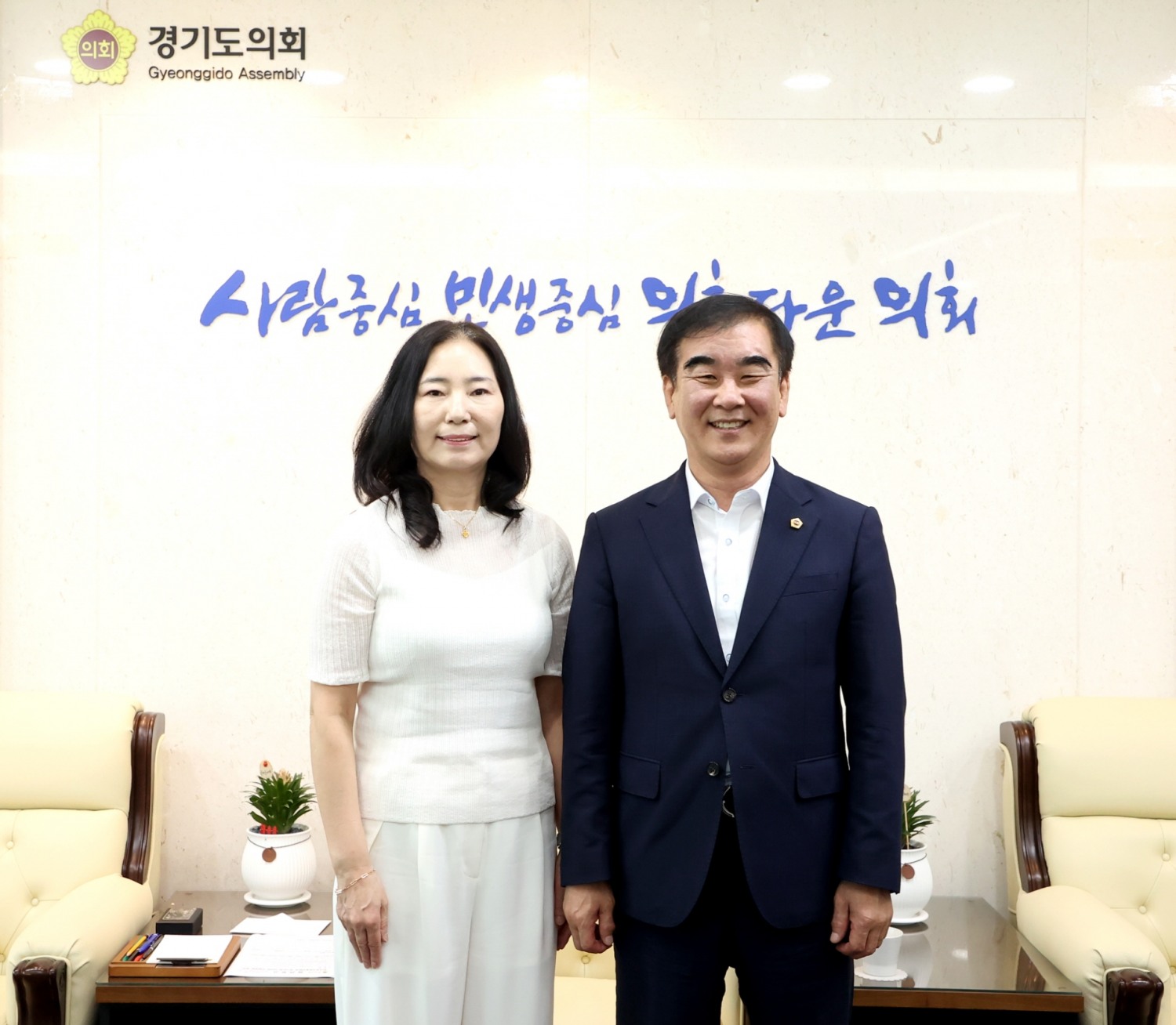 한국유치원총연합회 경기도회 임원진 면담 후 기념촬영을 하고있다.