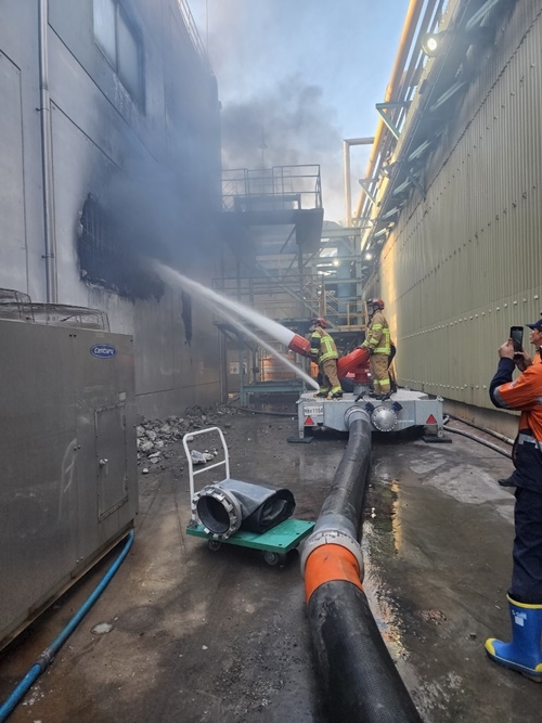 대용량방사포시스템 투입.(제공=울산소방본부)