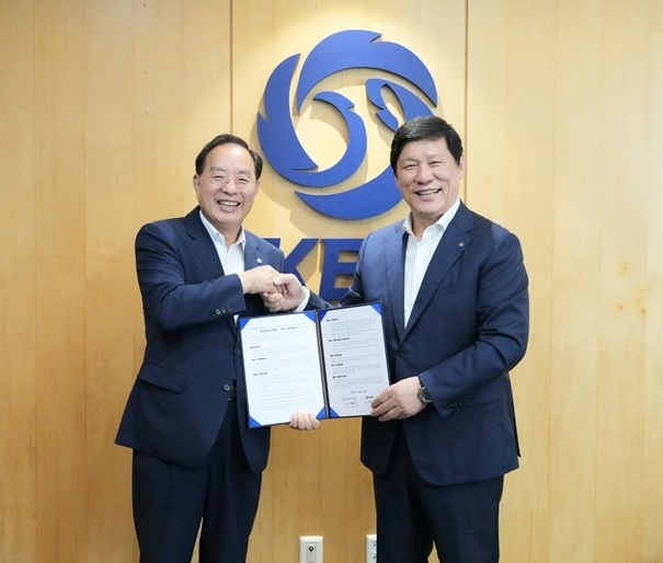 하윤수 부산교육감(사진왼쪽)과 KBO허규연 총재가 24일 KBO총재실에서 업무협약서를 내보이며 손을 맞잡고 활짝 웃고 있다.(사진제공=부산교육청)