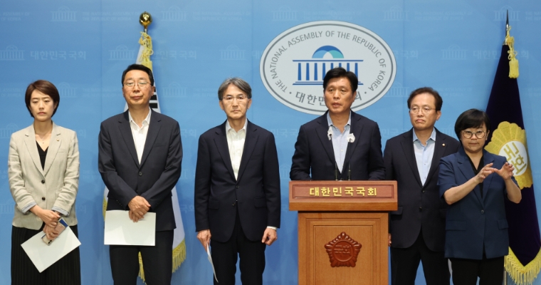 국회 과방위 소속 더불어민주당 정필모 의원 (왼쪽에서 세번째)등이 지난 7월 28일 국회 소통관에서 기자회견을 하고 있다. (사진=연합뉴스)