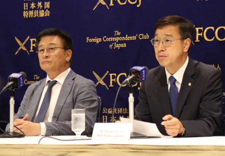 더불어민주당 위성곤 국회의원(오른쪽)이 지난 7월 12일 도쿄 외국특파원협회에서 열린 기자회견에서 발언하고 있다. (사진=연합뉴스)