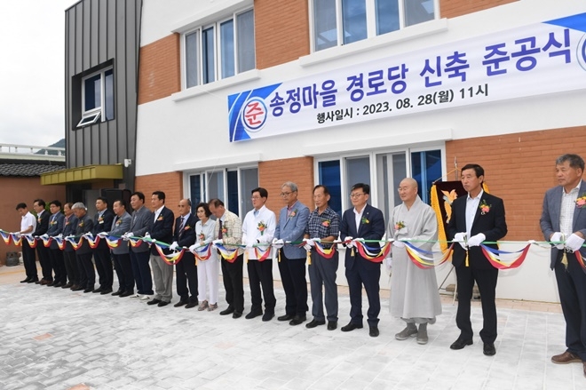 정종복 기장군수(우측 7번째) 외 관계자가 송정마을 경로당 준공행사서 테이프를 컷팅하고 있다.(사진제공=부산 기장군)