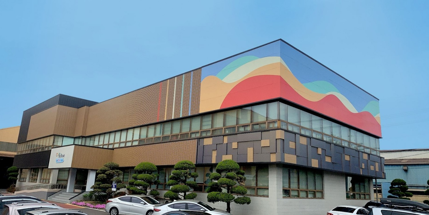 포스코스틸리온 포항 컬러공장 사무동에 적용된 포스아트 강판 시공 사례.(사진=포스코)
