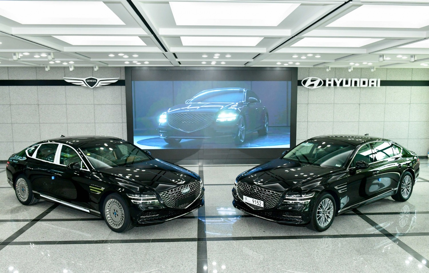 기존 G80 차량(왼쪽)과 저온 경화 기술을 시험하기 위해 만든 G80 시험차(오른쪽).(사진=현대자동차)