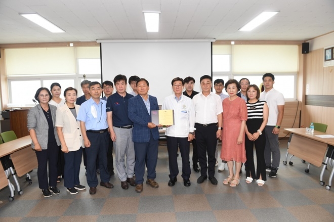정종복 기장군수(앞줄 우측 네번째)와 기장군장애인체육회 관계자가 공식 인준패를 전달받고 본격적인 활동 개시를 알리며 기념촬영.(사진제공=부산 기장군)