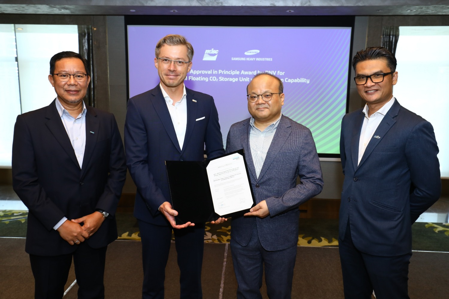 (왼쪽부터) 케이룰 아잘 부냐민(Mr. Khairul Azhar Bunyamin) DNV 말레이시아 총괄, 루카즈 루완스키(Lukasz Luwanski) DNV 아태지역 부문 총괄, 윤균중 삼성중공업 해양EM팀장, 데니 이사(M. Denny M Isa) MISC Maritime Services 사장.(사진=삼성중공업)