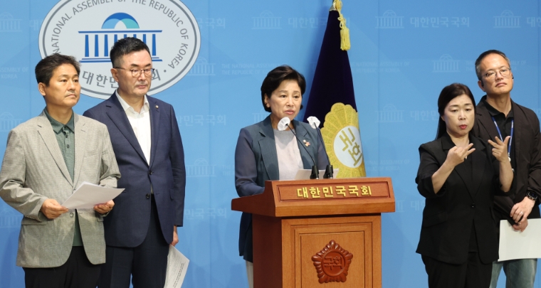 남인순 정치개혁특위 위원장(가운데) 등 민주당 소속 정치개혁특위, 법사위 위원들이 지난 1일 국회 소통관에서 공직선거법 개정안 관련 기자회견을 하고 있다. (사진=연합뉴스)