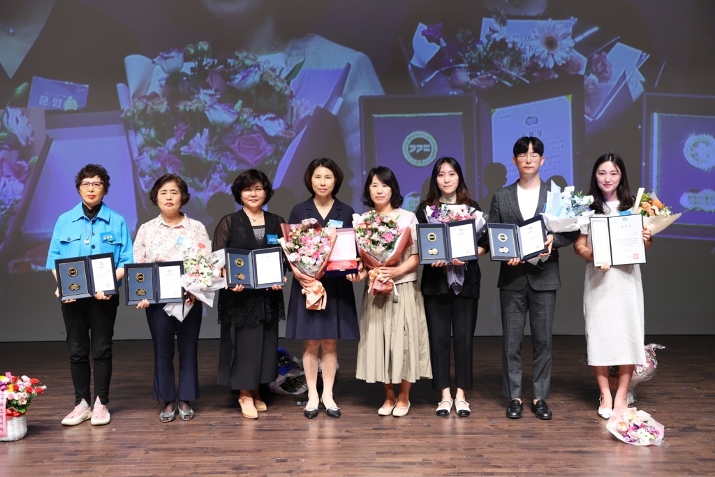 표창 수상자들이 기념촬영을 하고있다.