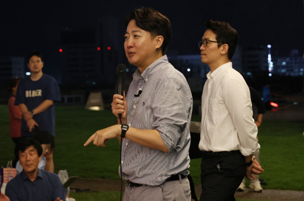 국민의힘 이준석 전 대표와 측근 '천하용인' 중 한명인 이기인 경기도의원이 2일 오후 대구치맥페스티벌이 열리고 있는 달서구 두류공원 야외음악당에서 지지자 등 시민들과 만나 대화하고 있다. 사진=국민의힘