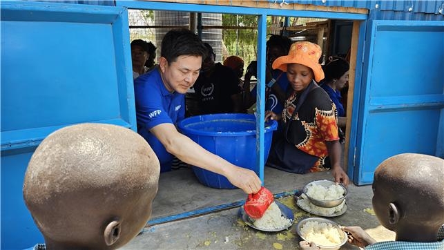 현지 시간으로 지난 1일 케냐 호시도 초등학교를 방문한 김태호 외통위원장(왼쪽)이 직접 식사 배식을 하고 있다. (사진=외통위)