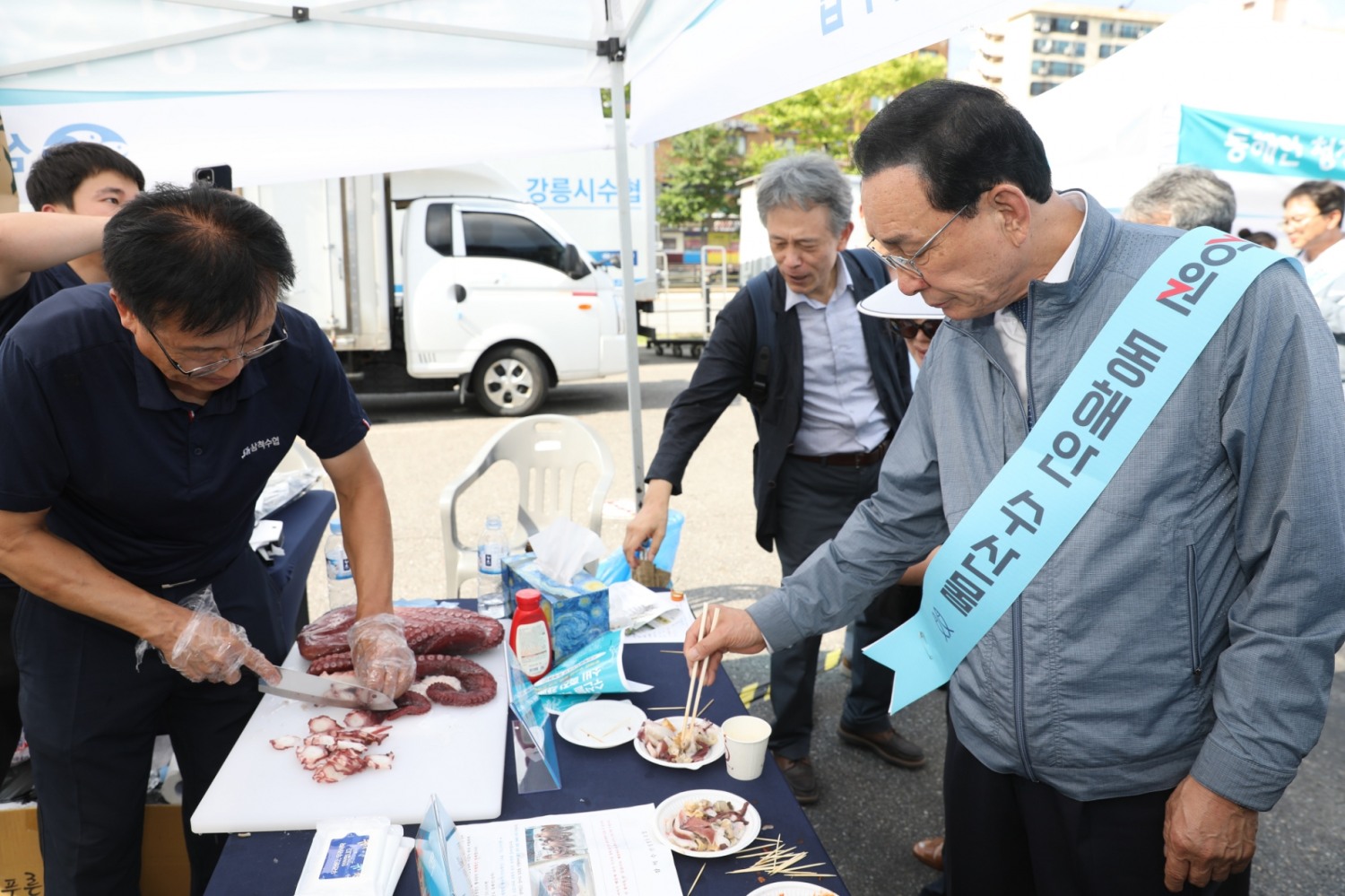 노동진 수협중앙회장(사진 가운데)은 5일, 서울고속버스터미널 광장에서 강원 관내 수협조합장들과 함께 동해 제철 수산물에 대한 소비 독려에 나섰다.(사진=수협중앙회)