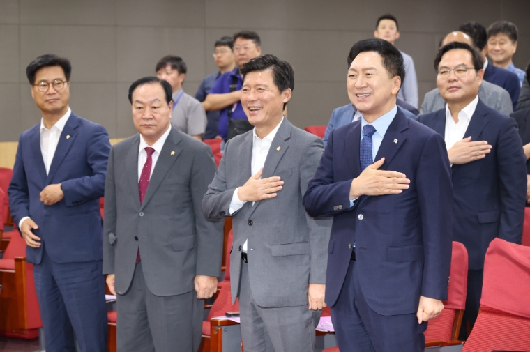 국회에서 지난 5일 국민의힘 구자근 의원(오른쪽부터 두번째) 주최로 열린 '방위 산업 육성과 발전 방안 토론회'에 참석한 김기현 대표 등이 국기에 대한 경례를 하고 있다. (사진=연합뉴스)