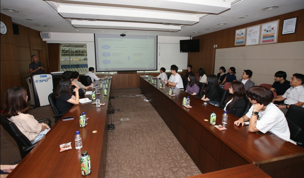 광명스피돔 회의실에서 신승호 부사장이 경륜 직원들을 대상으로 특강을 진행하고 있다. (사진=국민체육진흥공단)