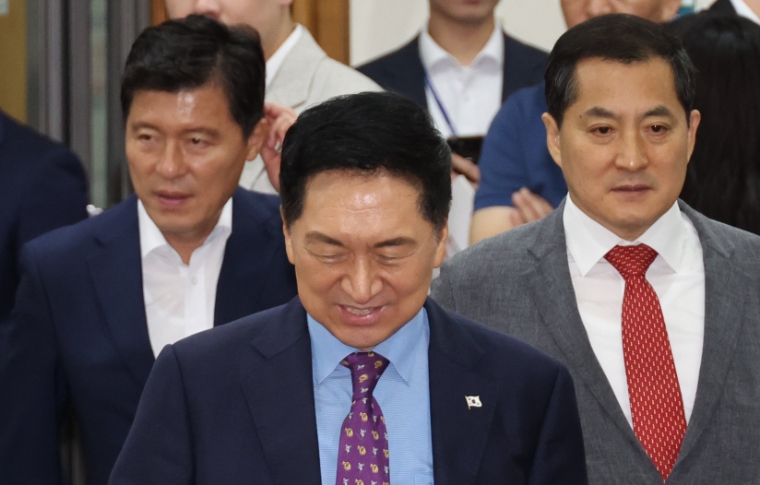 국민의힘 김기현 대표, 구자근 의원(왼쪽) 등이 지난 1일 국회에서 열린 의원 총회에 참석하고 있다. (사진=연합뉴스)