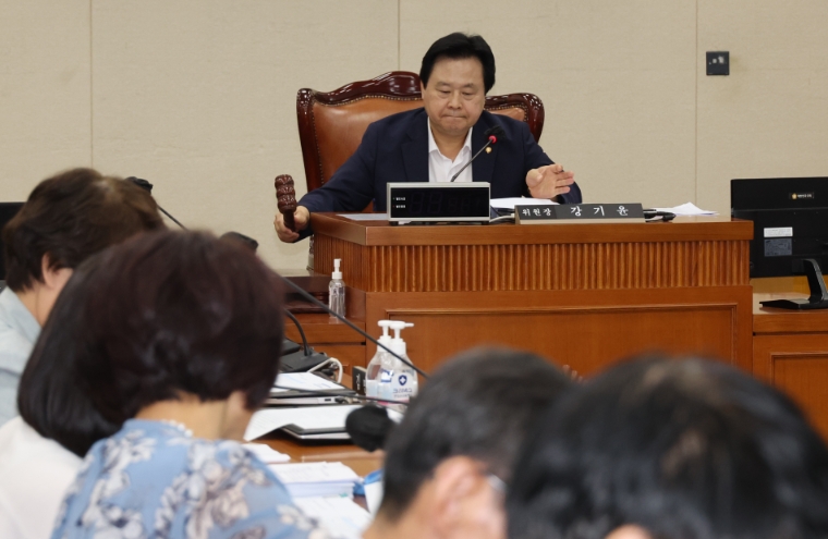 지난달 23일 국회 보건복지위원회 법안심사소위원회에서 강기윤 위원장이 회의를 진행하고 있다. (사진=연합뉴스)