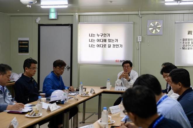 정종복 기장군수가 관내 대규모 건축공사 현장을 방문해 안전점검을 하고 있다.(사진제공=부산 기장군)