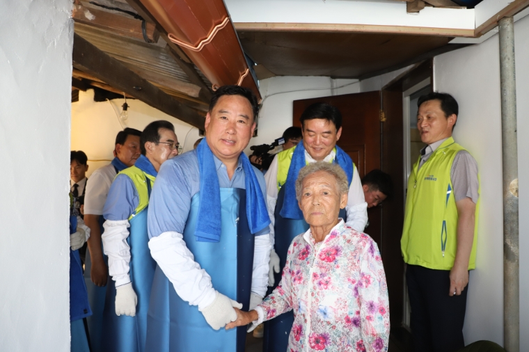 어기구 국회의원(맨앞 왼쪽)이 지난 6일 충남 당진지역 농가에서 '사랑의 집 고치기' 봉사 활동 중 잠시 포즈를 취하고 있다. (사진=어기구 의원실)
