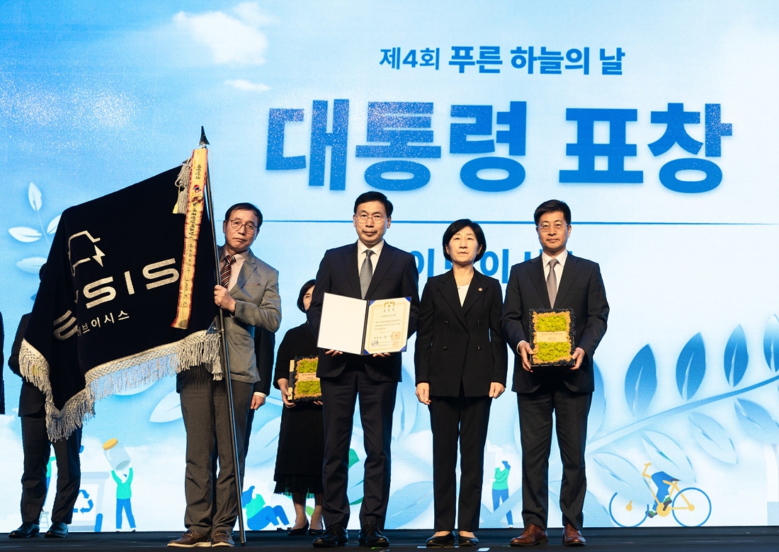왼쪽부터 장성래 EVSIS 팀장, 오영식 EVSIS 대표이사, 한화진 환경부 장관, 유주석 EVSIS 부문장. 사진=롯데정보통신