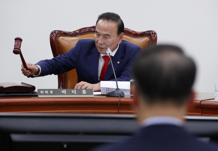 박덕흠 국회 정보위원장이 지난 7일 국회에서 열린 정보위원회 전체회의에서 의사봉을 두드리고 있다. (사진=연합뉴스)