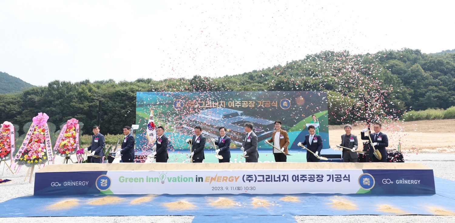 기공식 참석인사들이 세리머니(테이프 커팅,시삽)를 하고있다.