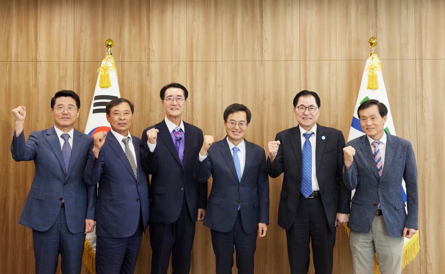 김동연 지사가 전남지역 4개 군(郡) 대표와 기념촬영을 하고있다.