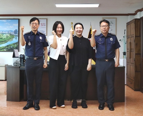 안경수 울산구치소장(사진왼쪽), 박규연 총무과장과 청년인턴 2명이 파이팅을 하며 기념촬영을 하고 있다.(사진제공=울산구치소)