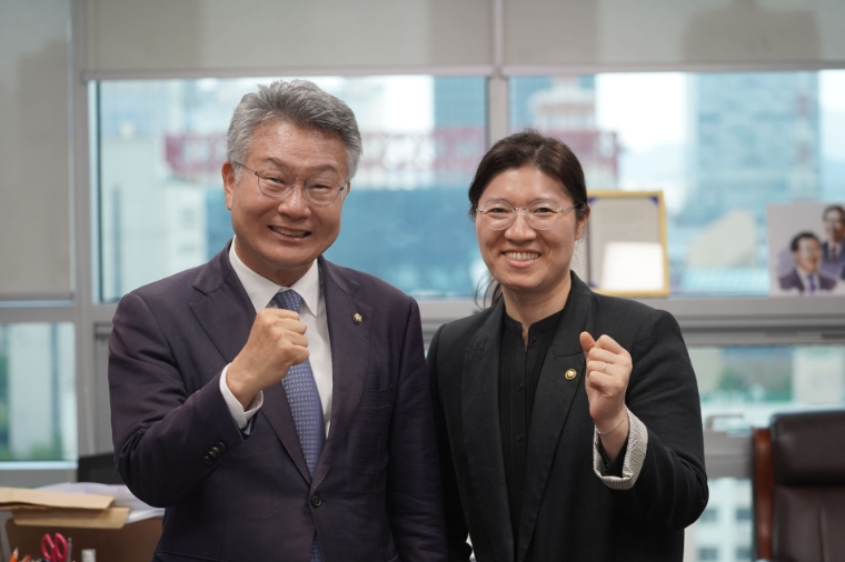 더불어민주당 김회재 의원(왼쪽)은 지난 8월 17일 국회 의원회관에서 문체부 장미란 2차관과 면담을 갖고 기념 촬영하고 있다. 이 자리에서 ‘해양문화관광 도시 여수’를 위한 적극적인 지원을 요청했다. (사진=의원실)