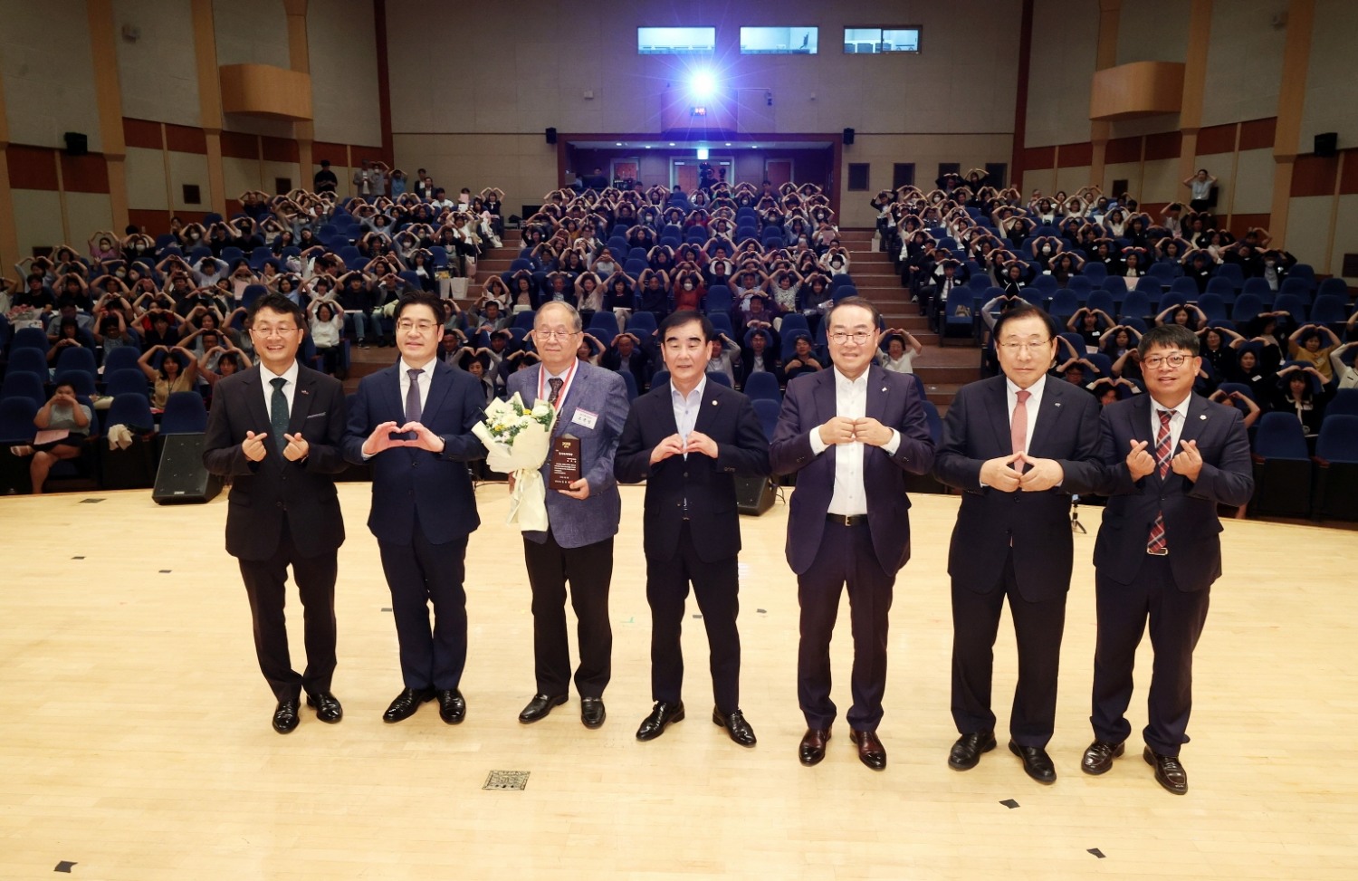 제24회 사회복지의 날 기념행사 참석인사들이 기념촬영을 하고있다.