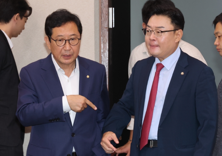 국회 산업통상자원중소벤처기업위원회에서 오늘(13일) 열린 방문규 장관 인사청문회에서 여야 간사인 김한정 의원(왼쪽), 김성원 의원이 대화하고 있다. (사진=연합뉴스)