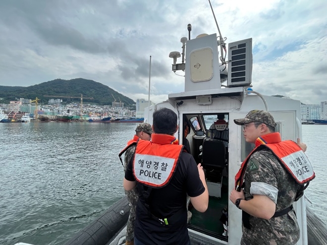 해경 및 육군이 감천항 내에서 합동 점검 중이다.(사진제공=부산해양경찰서)