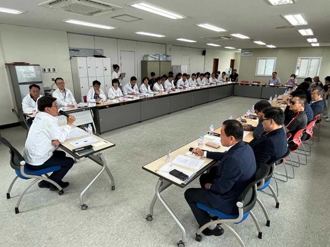 현장민원실을 주재하고 있는 정종복 기장군수.(사진제공=부산 기장군)