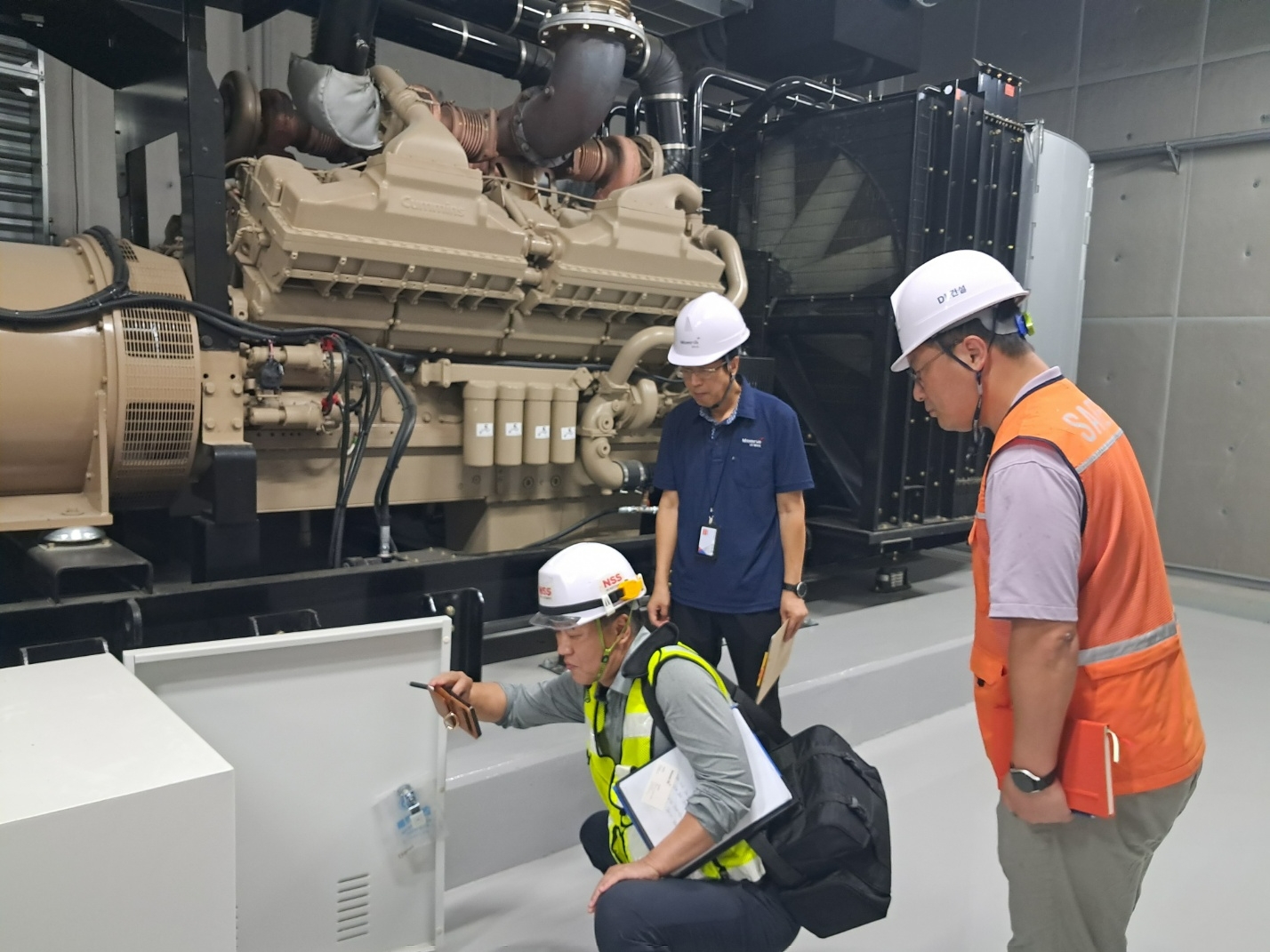 지난달 28일 인천 중구에 위치한 인천 항동 쿠팡물류센터에서 DL건설 관계자를 포함한 소방방재 합동점검반이 발전기 엔진오일 히팅 설비를 점검하고 있다.(사진=DL건설)