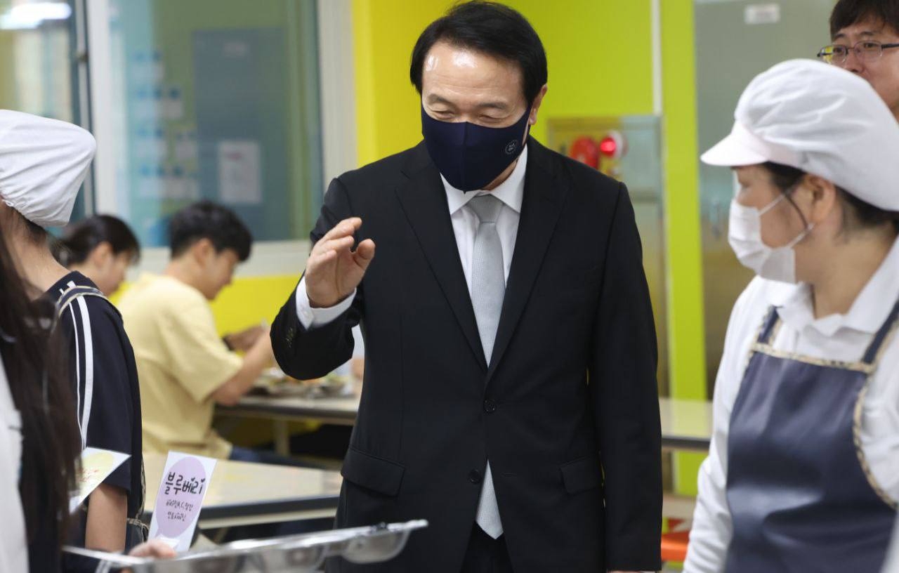 임태희 교육감이 수원의 한 중학교를 방문해 급식 현장을 살펴보고 있다.