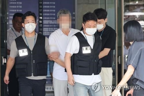 강제추행 혐의로 목사 천시씨가 연행되는 모습.(사진=연합뉴스)