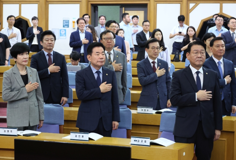 지난 8월 30일 국회 의원회관에서 열린 제7회 국가현안 대토론회 '지방의 위기 국회의 역할을 논하다'에서 국기에 경례하고 있다. 앞줄 왼쪽부터 김영주 국회부의장, 김진표 국회의장, 김교흥 행안위원장. (사진=연합뉴스)