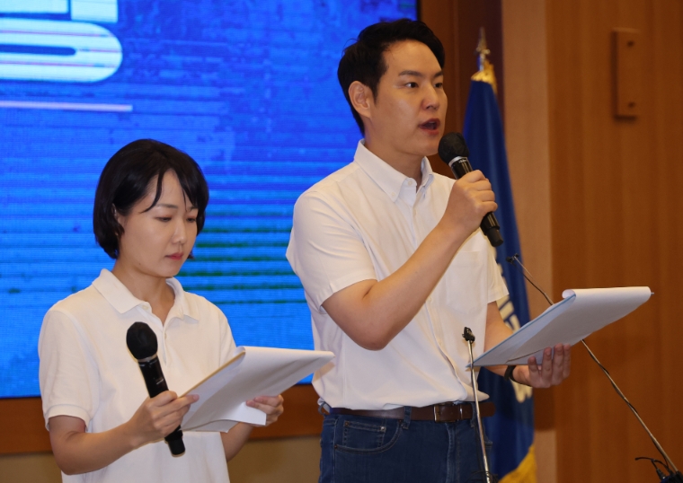 지난 8월 29일 강원도 원주 오크밸리에서 열린 더불어민주당 국회의원 워크숍에서 홍정민 의원(왼쪽), 김한규 의원이 결의문을 발표하고 있다. (사진=연합뉴스)