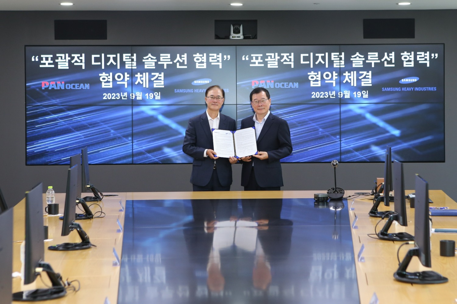 포괄적 디지털 솔루션 협력 MOU 체결 후 정진택 삼성중공업 사장(오른쪽)과 안중호 팬오션 대표의 기념촬영 모습.(사진=삼성중공업)