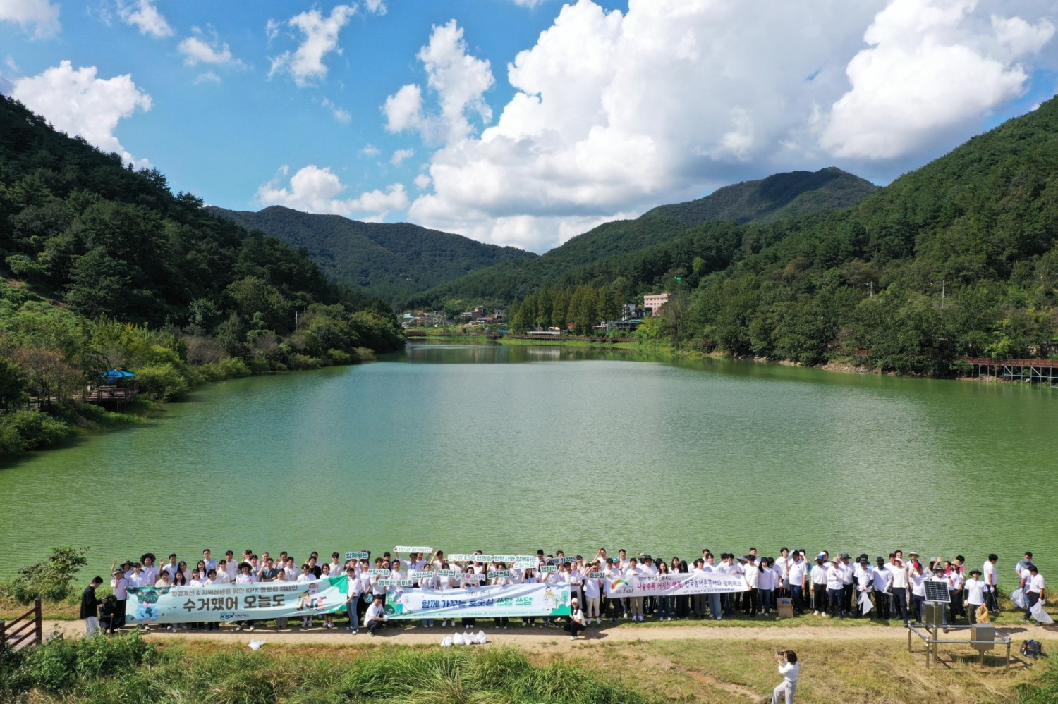 전력거래소가 지난 18일, 나주 한수제에서 시민, 협력사, 나주 혁신도시 이전 공공기관들과 함께 환경정화 캠페인 및 쓰레기 수거 활동에 동참했다.(사진= 전력거래소)
