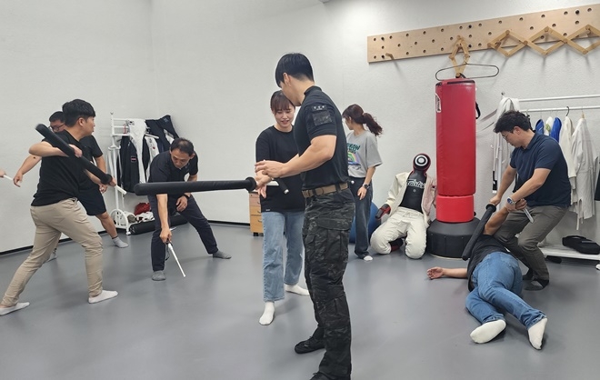 강력범죄 신속대응팀이 9월 20일 오후 남해청특공대에서 테이저건 및 삼단봉 등을 활용한 체포·진압술 훈련을 하고 있다.(사진제공=남해해경청)