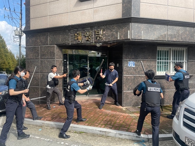 이상동기범죄 대응 모의훈련을 하고 있다.(사진제공=김해서부경찰서)