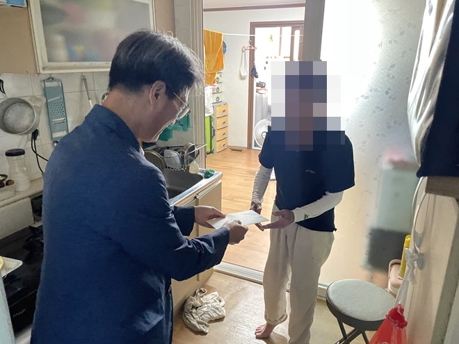 추석명절을 맞아 소외이웃을 방문해 성금을 전달하고 있다.(사진제공=춘천소년원)