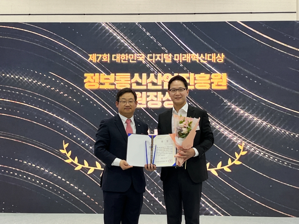 이정환 가비아 마케팅팀 이사(오른쪽)가 25일 서울 코엑스에서 열린 ‘제7회 대한민국 디지털 미래혁신대상’에서 ‘클라우드형 스마트워크 서비스’로 정보통신산업진흥원장상을 수상하고 있다.과학기술정보통신부, 지디넷코리아가 주최하고 한국소프트웨어산업협회가 주관하는 ‘제7회 대한민국 디지털 미래혁신대상’은 디지털 혁신 생태계를 주도하는 국내 기업을 발굴하고, 홍보하는 행사다. 가비아의 ‘클라우드형 스마트워크 서비스’는 데스크톱 가상화 서비스인 ‘가비아 DaaS’와 그룹웨어 ‘하이웍스(SaaS)’로 구성되어 있다. 가비아는 ‘가비아 DaaS’로 시공간, 단말 기기를 초월한 업무 접근성을 구현하고, ‘하이웍스(SaaS)’로 기업의 업무 능률을 높인 공로를 인정받아 수상했다. 사진=가비아