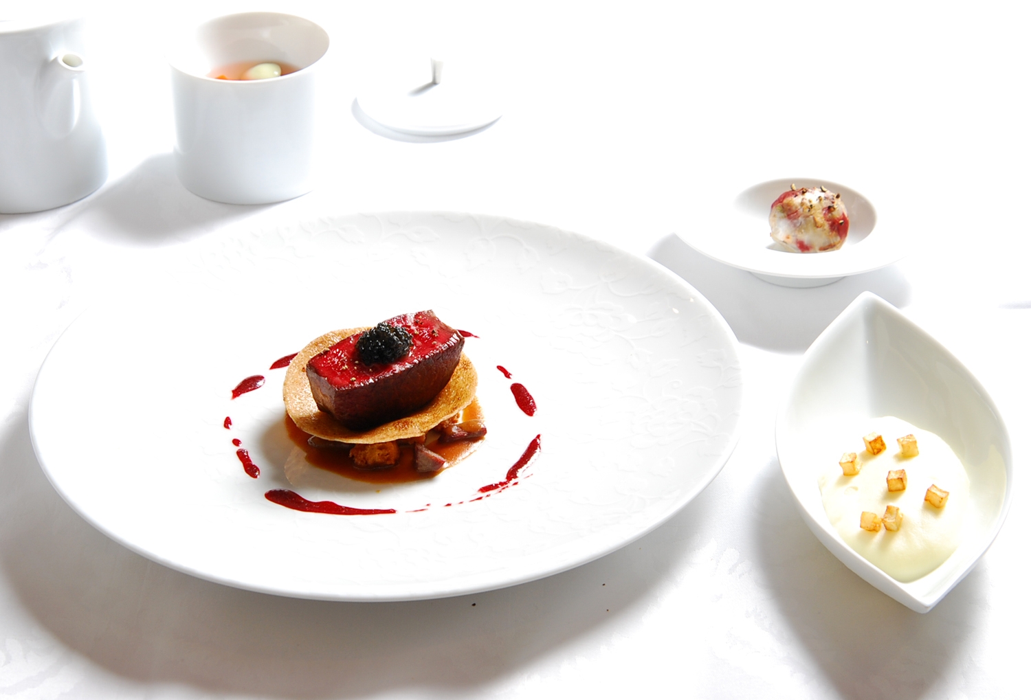 제롬 셰프의 한우 안심 스테이크 요리 전경. (사진=롯데호텔 서울)