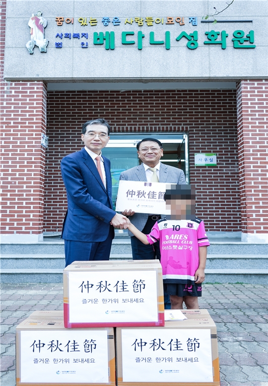 이종엽 대한법률구조공단 이사장(왼쪽)이 베다니성화원을 방문하여 위문품을 전달한 뒤 기념촬영 하고 있다.(사진제공=대한법률구조공단)