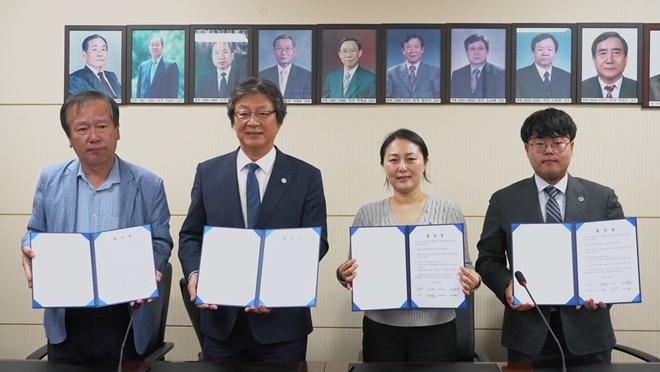 합의문 서명식. 사진 왼쪽부터 송영호 직원협의회장, 김정구 교수회장, 이유미 조교협의회장 직무대리, 김요섭 총학생회장.(사진제공=부산대)