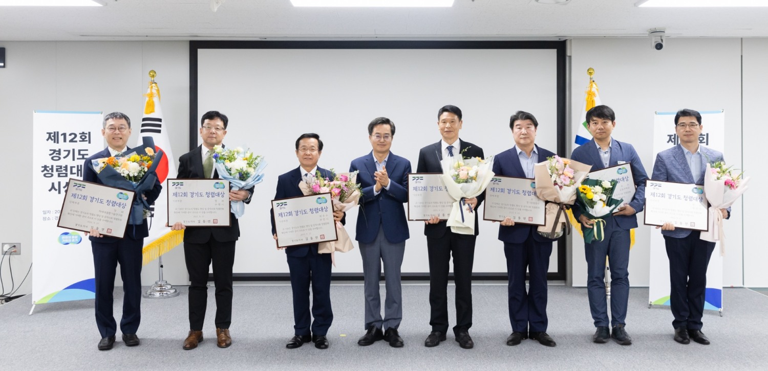 청렴대상 수상자들과 기념촬영을 하고 있다.
