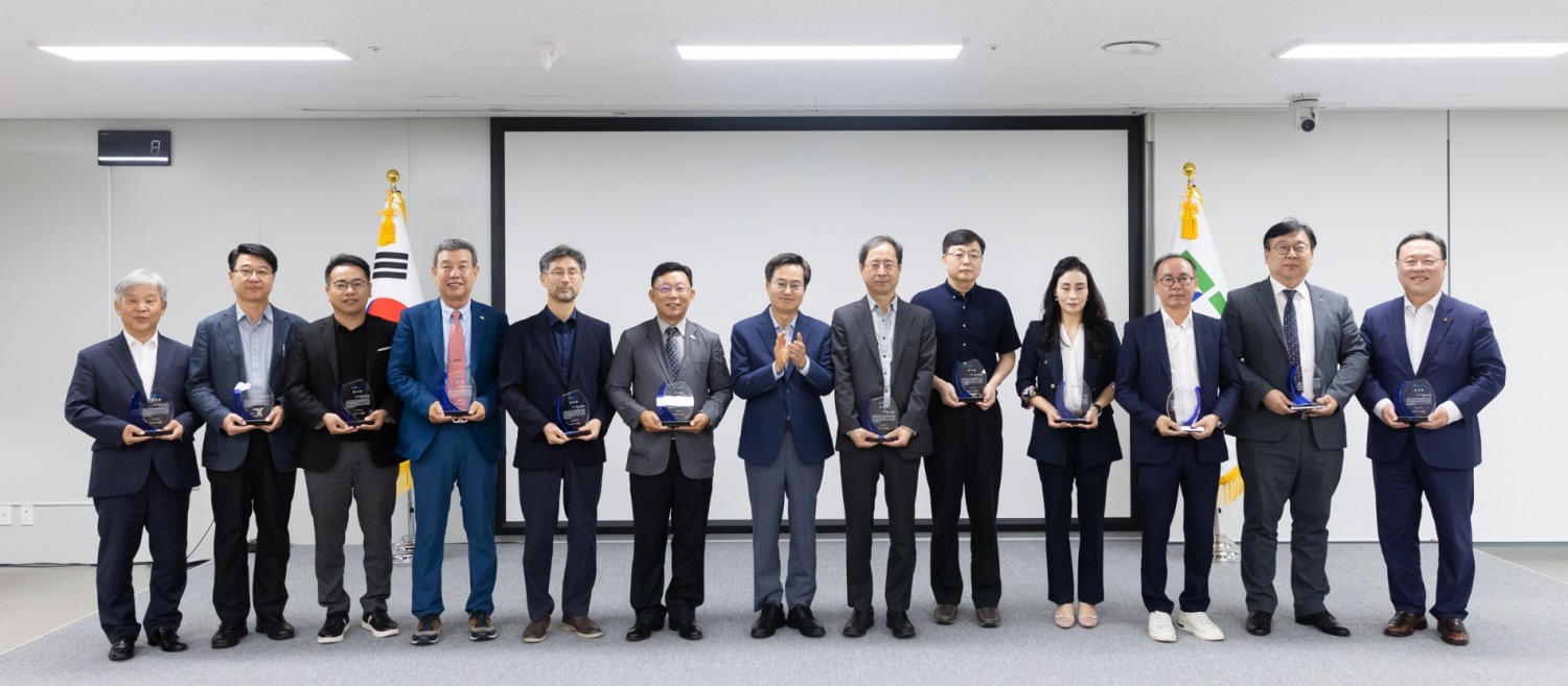 김동연 지사가 민생특위위원들과 기념촬영을 하고 있다.